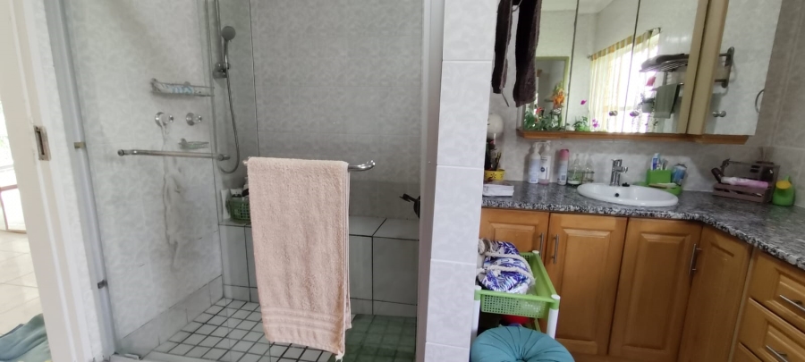 6 Bedroom Property for Sale in Helikonpark Gauteng