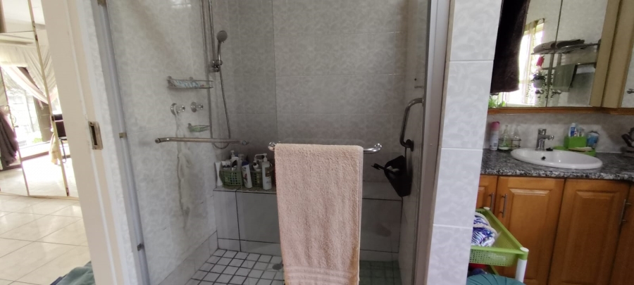 6 Bedroom Property for Sale in Helikonpark Gauteng