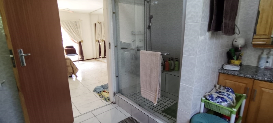 6 Bedroom Property for Sale in Helikonpark Gauteng