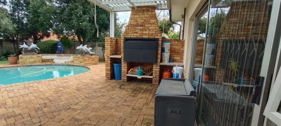 6 Bedroom Property for Sale in Helikonpark Gauteng