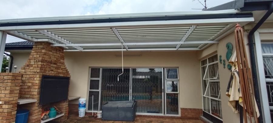 6 Bedroom Property for Sale in Helikonpark Gauteng