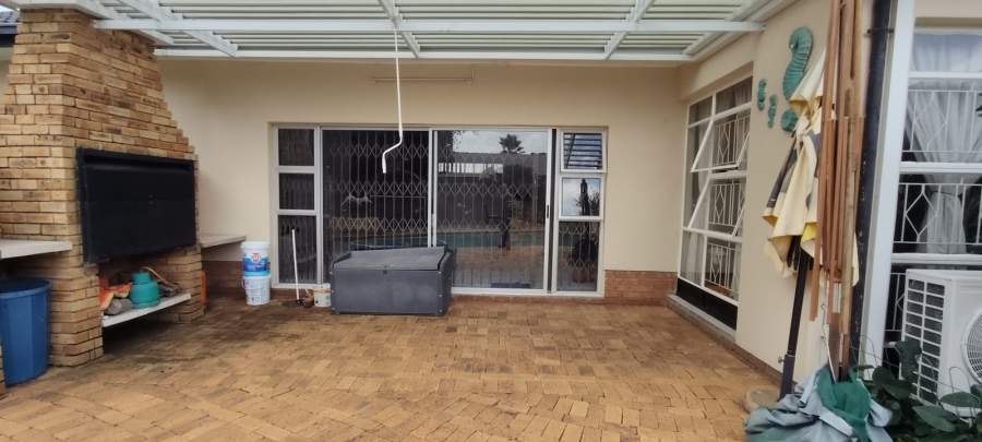 6 Bedroom Property for Sale in Helikonpark Gauteng