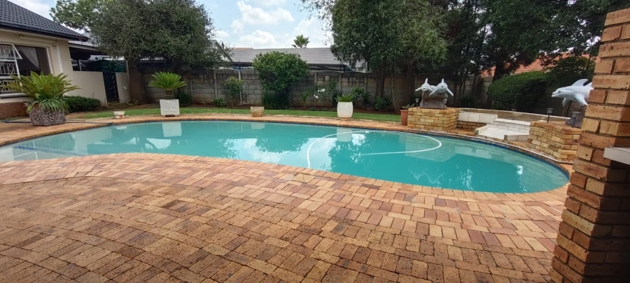 6 Bedroom Property for Sale in Helikonpark Gauteng