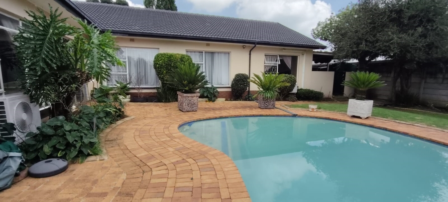 6 Bedroom Property for Sale in Helikonpark Gauteng