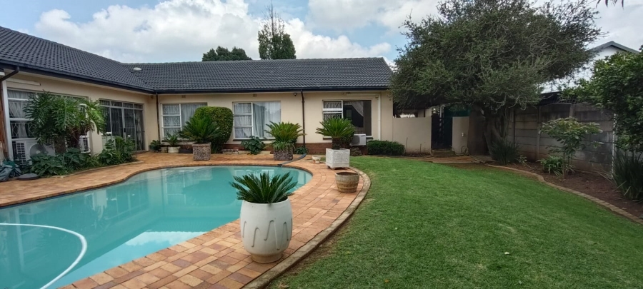 6 Bedroom Property for Sale in Helikonpark Gauteng
