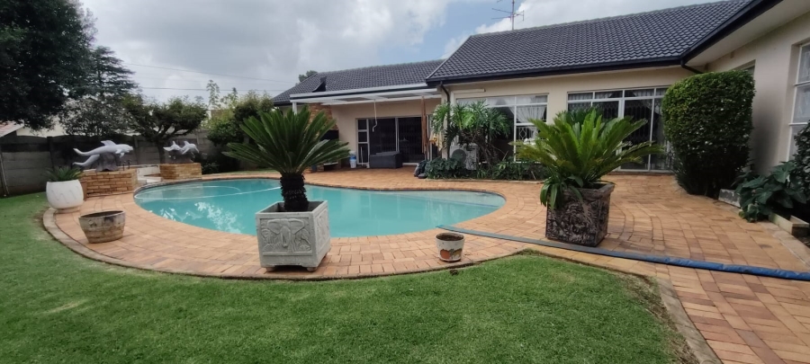 6 Bedroom Property for Sale in Helikonpark Gauteng