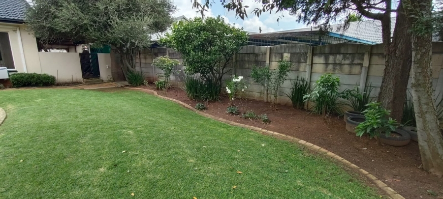 6 Bedroom Property for Sale in Helikonpark Gauteng