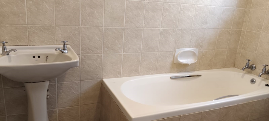 6 Bedroom Property for Sale in Helikonpark Gauteng