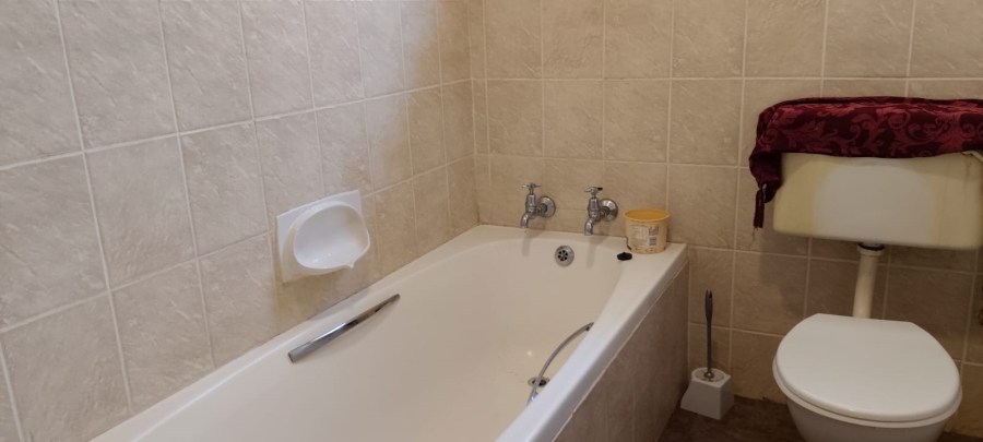 6 Bedroom Property for Sale in Helikonpark Gauteng