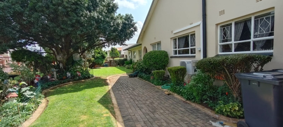 6 Bedroom Property for Sale in Helikonpark Gauteng