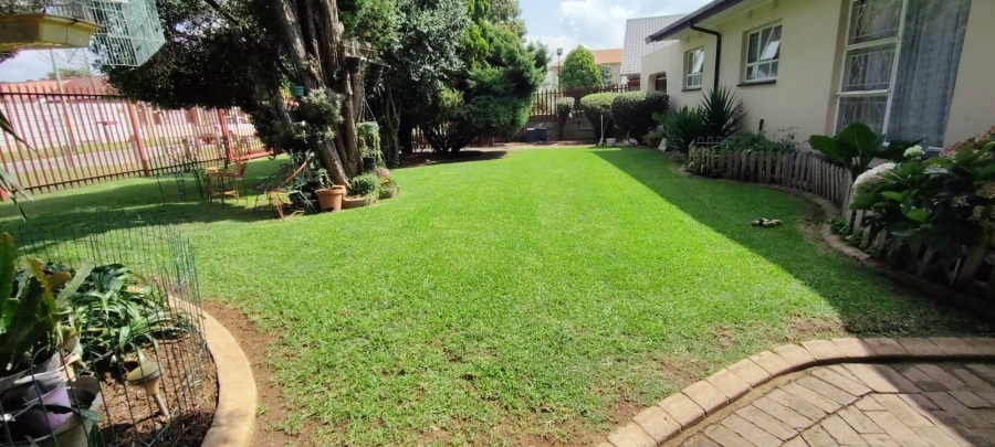 6 Bedroom Property for Sale in Helikonpark Gauteng