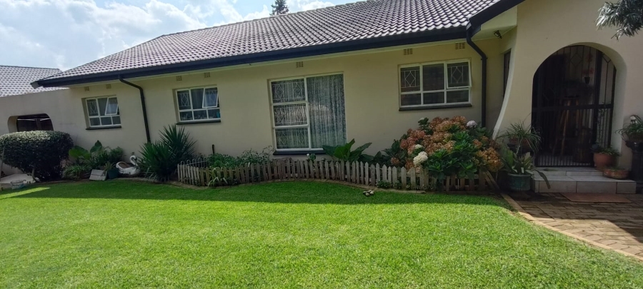 6 Bedroom Property for Sale in Helikonpark Gauteng