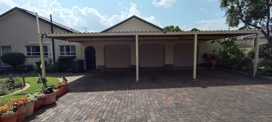6 Bedroom Property for Sale in Helikonpark Gauteng