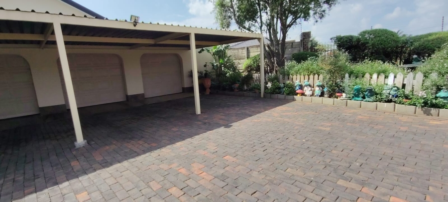 6 Bedroom Property for Sale in Helikonpark Gauteng