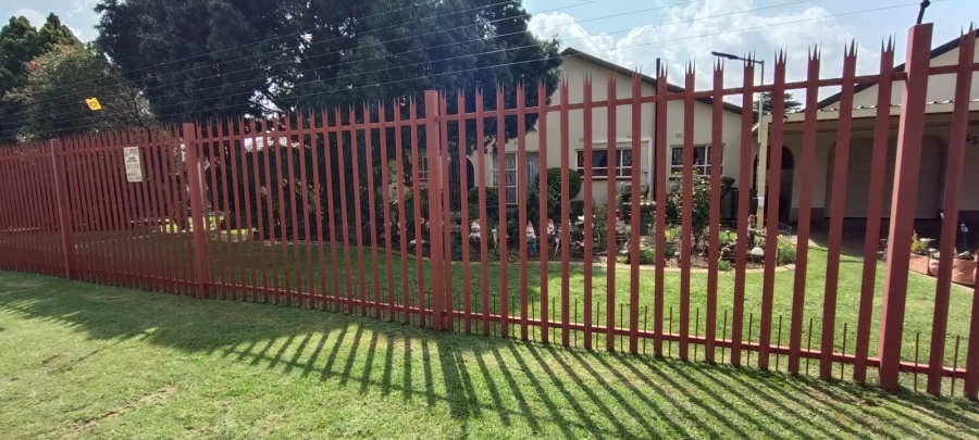 6 Bedroom Property for Sale in Helikonpark Gauteng