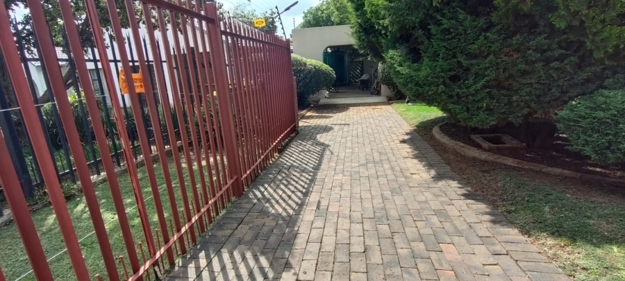 6 Bedroom Property for Sale in Helikonpark Gauteng