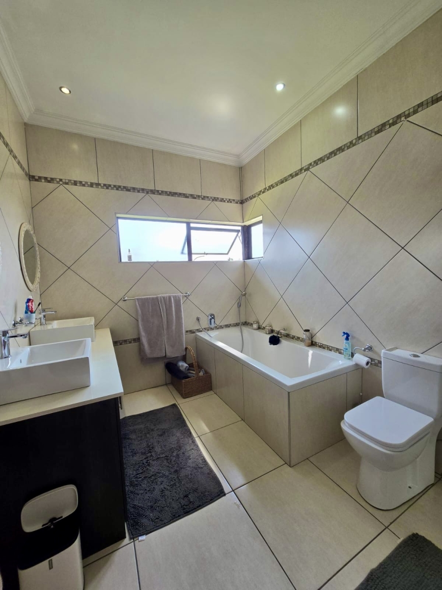 To Let 4 Bedroom Property for Rent in Midstream Hill Gauteng