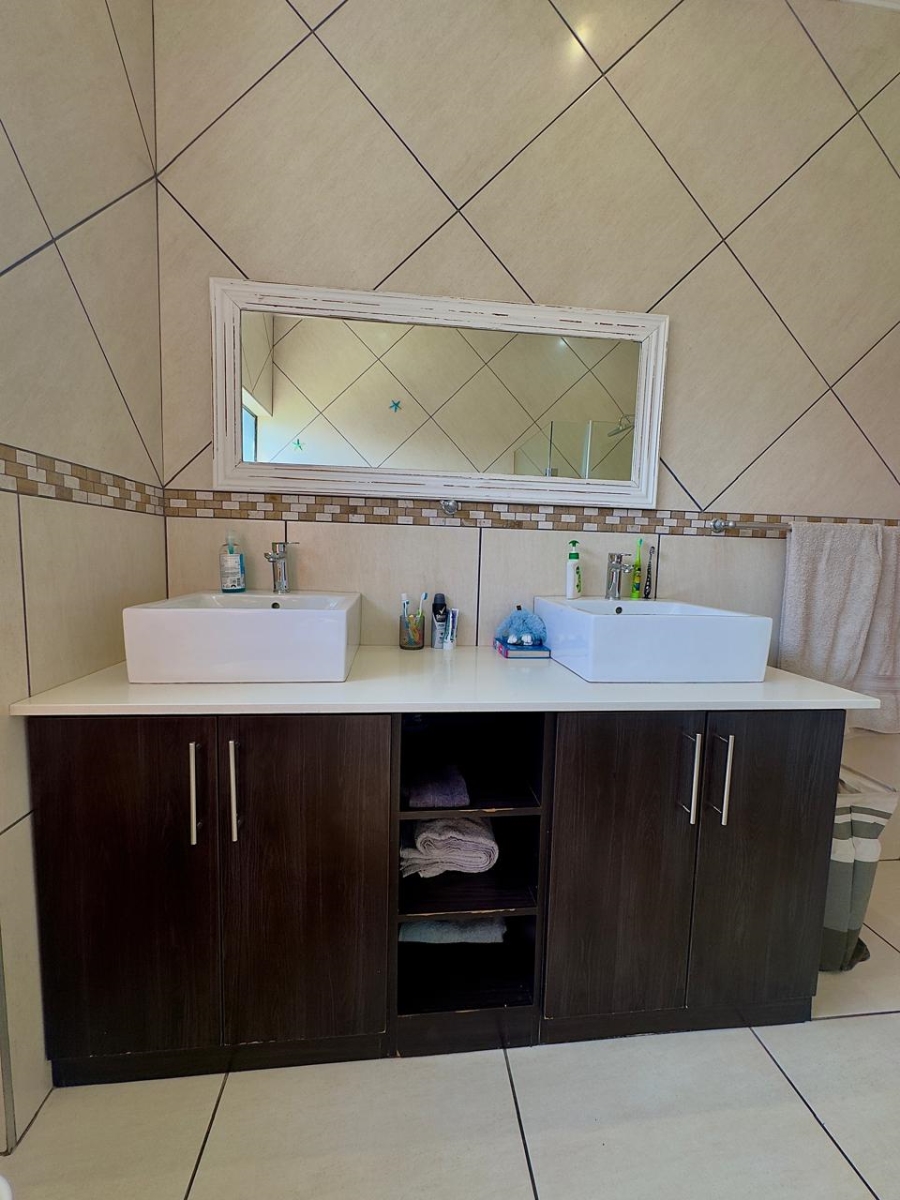 To Let 4 Bedroom Property for Rent in Midstream Hill Gauteng