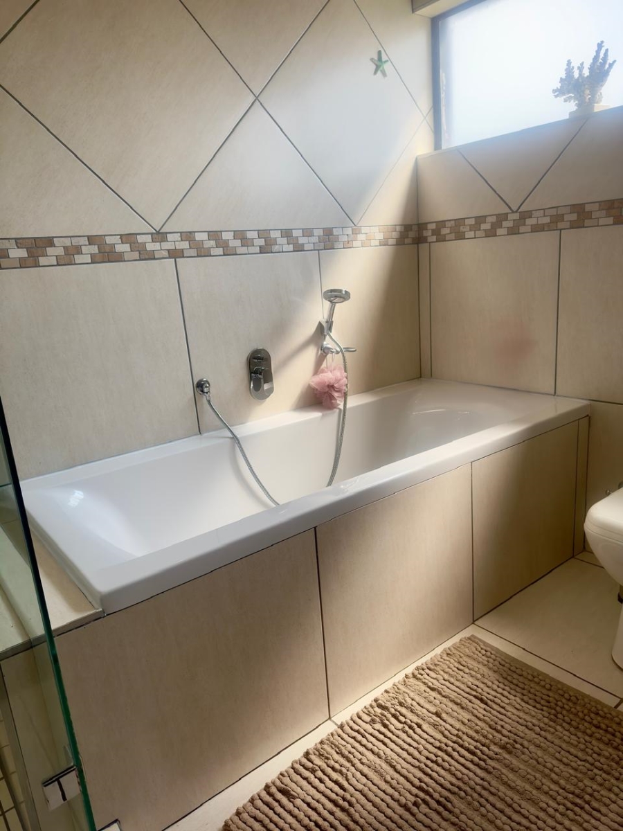 To Let 4 Bedroom Property for Rent in Midstream Hill Gauteng