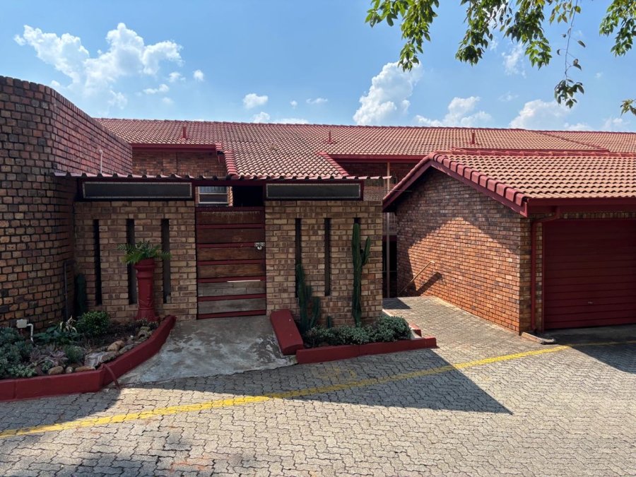 2 Bedroom Property for Sale in La Montagne Gauteng