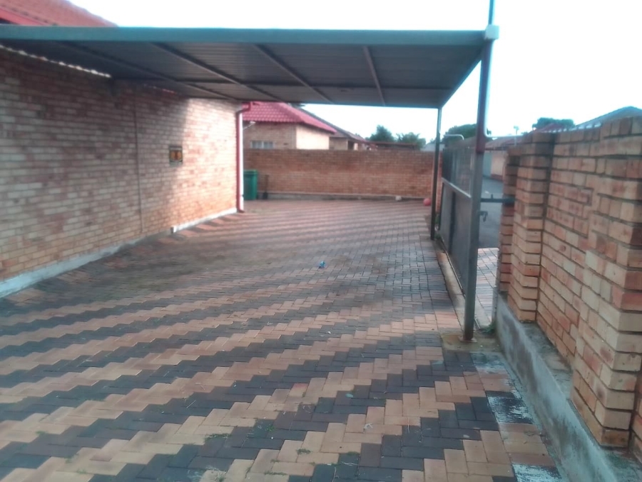 2 Bedroom Property for Sale in Robinpark Gauteng