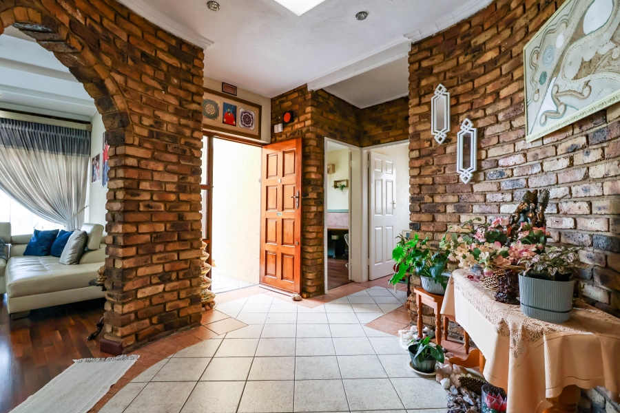 5 Bedroom Property for Sale in Laudium Gauteng