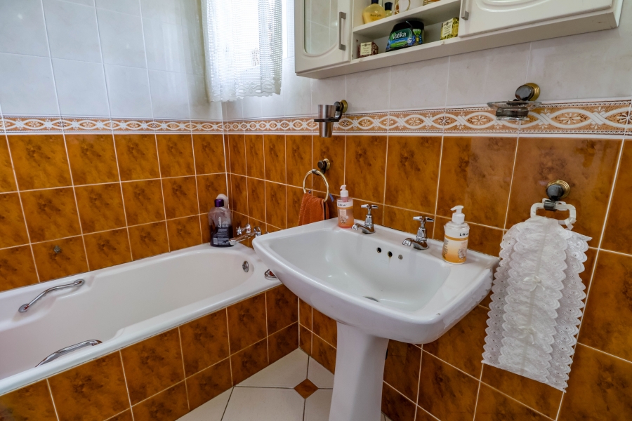 5 Bedroom Property for Sale in Laudium Gauteng