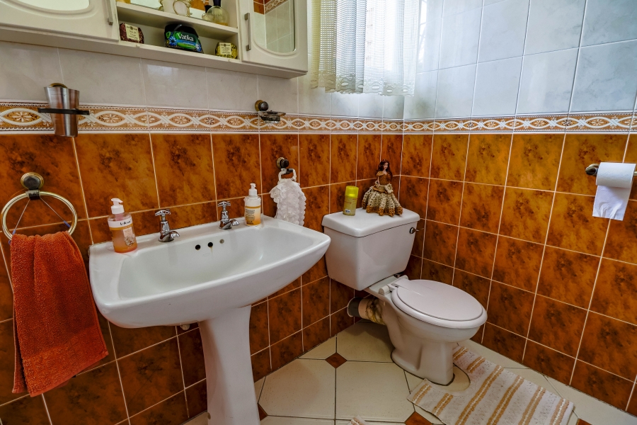 5 Bedroom Property for Sale in Laudium Gauteng