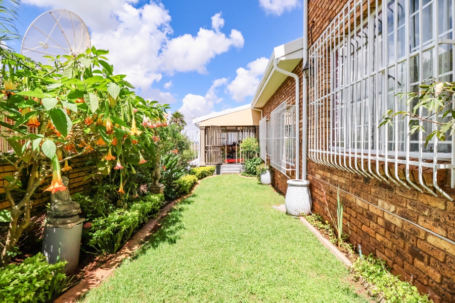 5 Bedroom Property for Sale in Laudium Gauteng