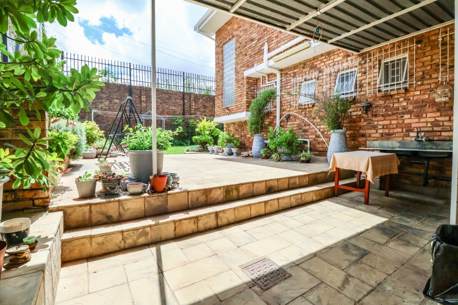 5 Bedroom Property for Sale in Laudium Gauteng