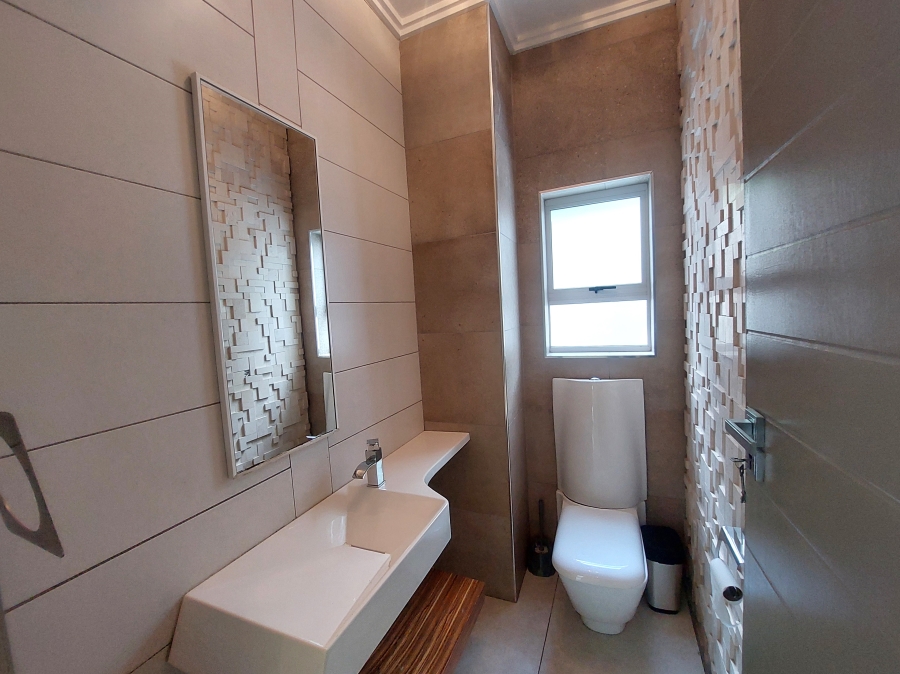 5 Bedroom Property for Sale in Waterkloof Ridge Gauteng