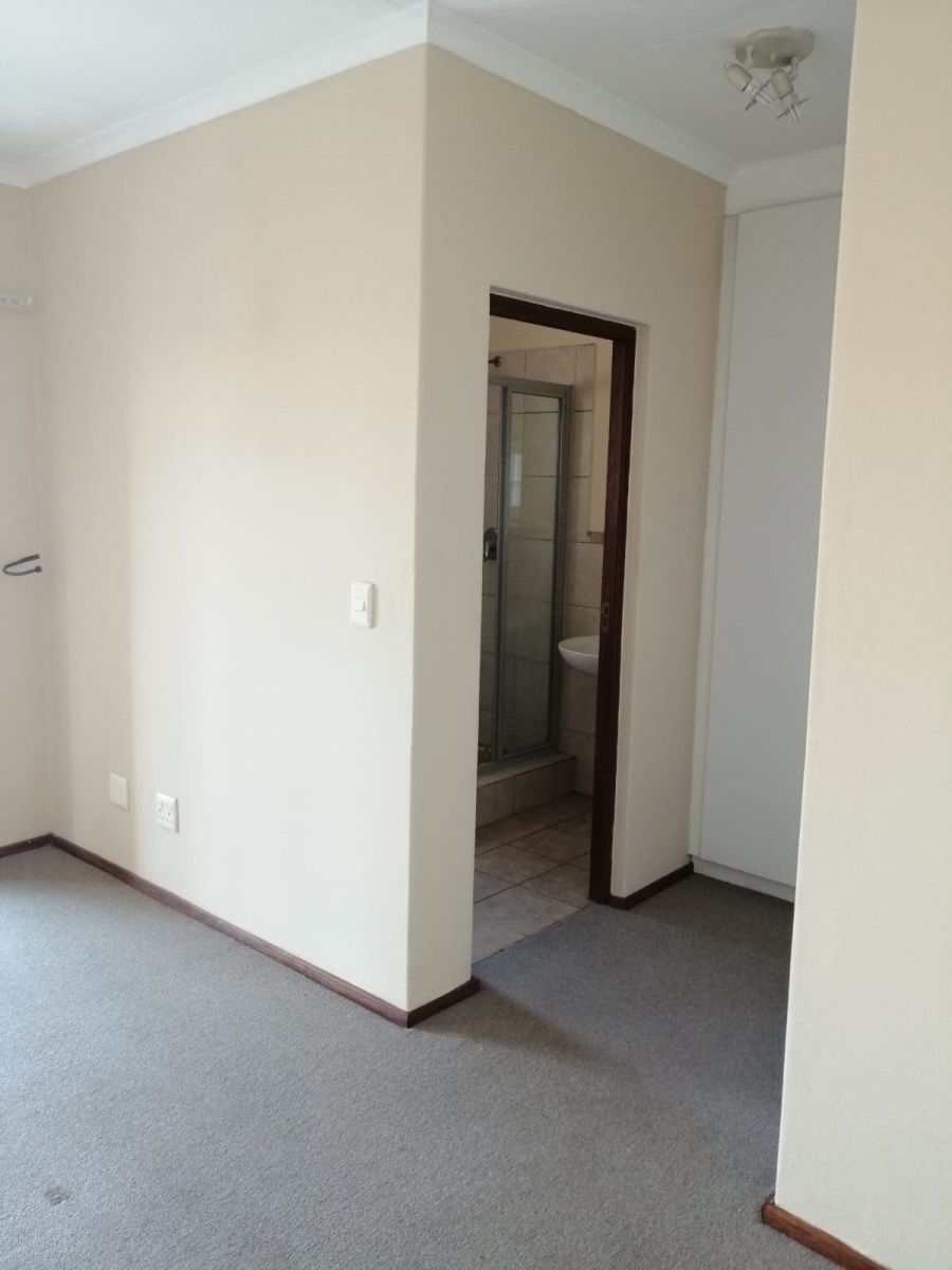 2 Bedroom Property for Sale in Erand Gardens Gauteng