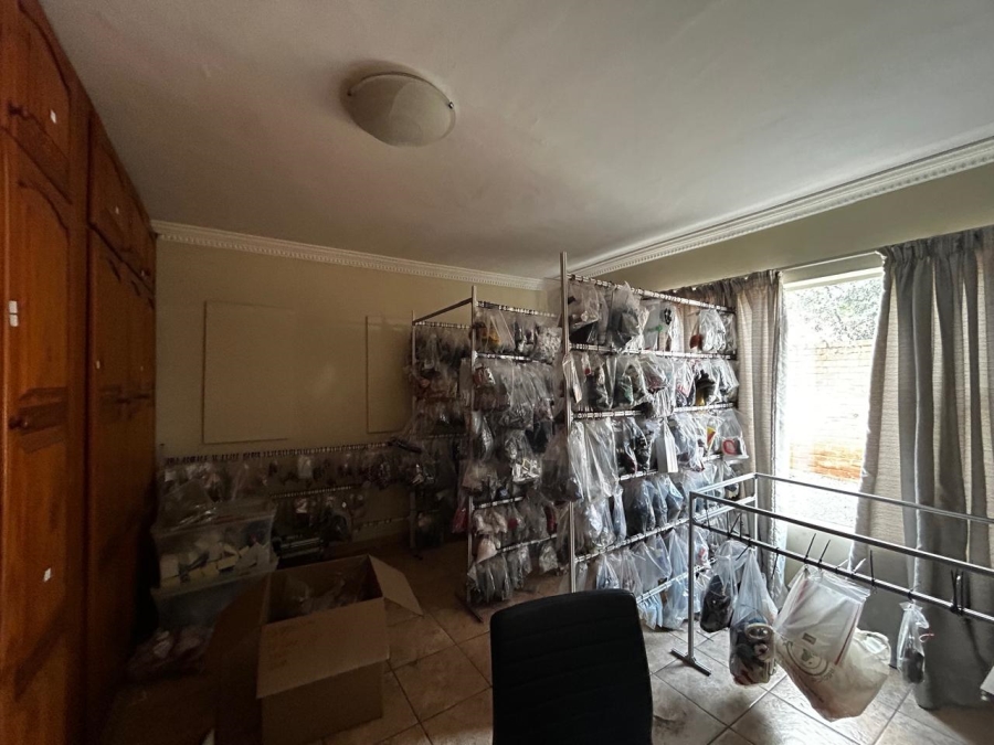 To Let 4 Bedroom Property for Rent in Waverley Gauteng