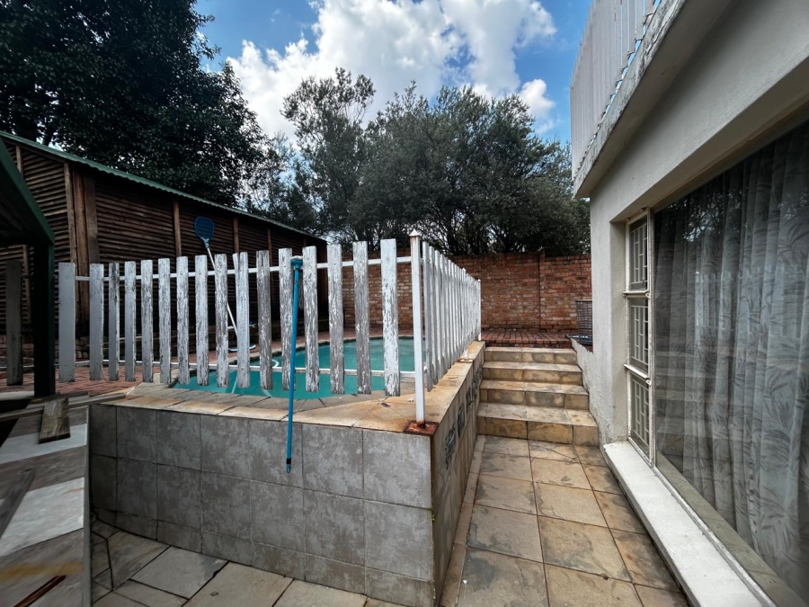To Let 4 Bedroom Property for Rent in Waverley Gauteng