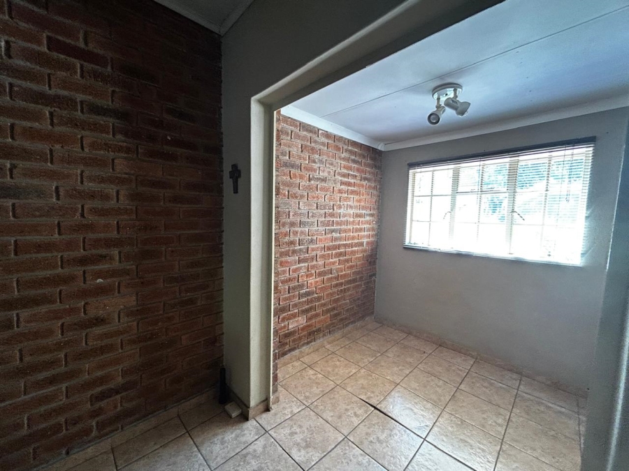 To Let 4 Bedroom Property for Rent in Waverley Gauteng