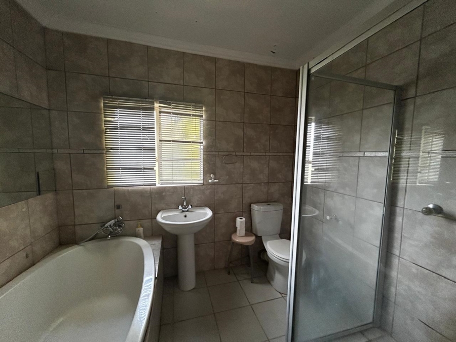 To Let 4 Bedroom Property for Rent in Waverley Gauteng