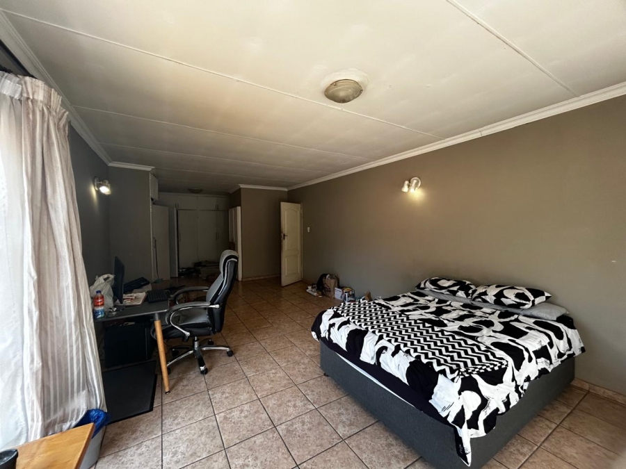 To Let 4 Bedroom Property for Rent in Waverley Gauteng
