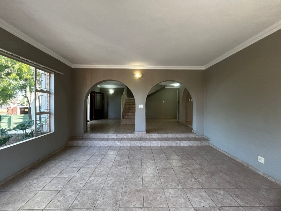4 Bedroom Property for Sale in Waverley Gauteng