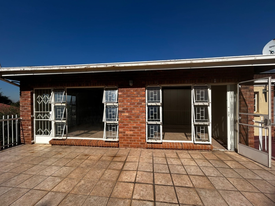 4 Bedroom Property for Sale in Waverley Gauteng
