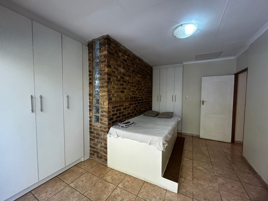 4 Bedroom Property for Sale in Waverley Gauteng