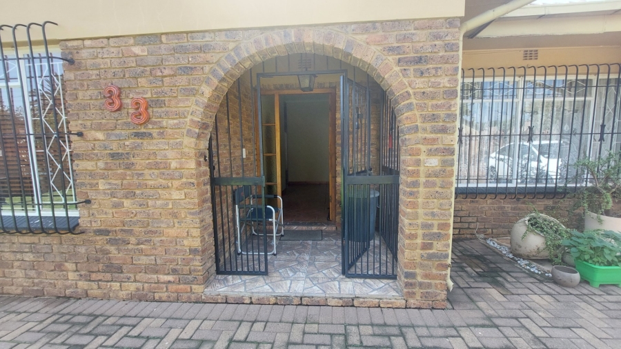 4 Bedroom Property for Sale in Helikonpark Gauteng