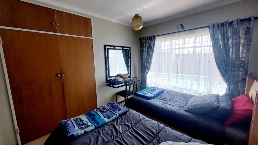 4 Bedroom Property for Sale in Helikonpark Gauteng