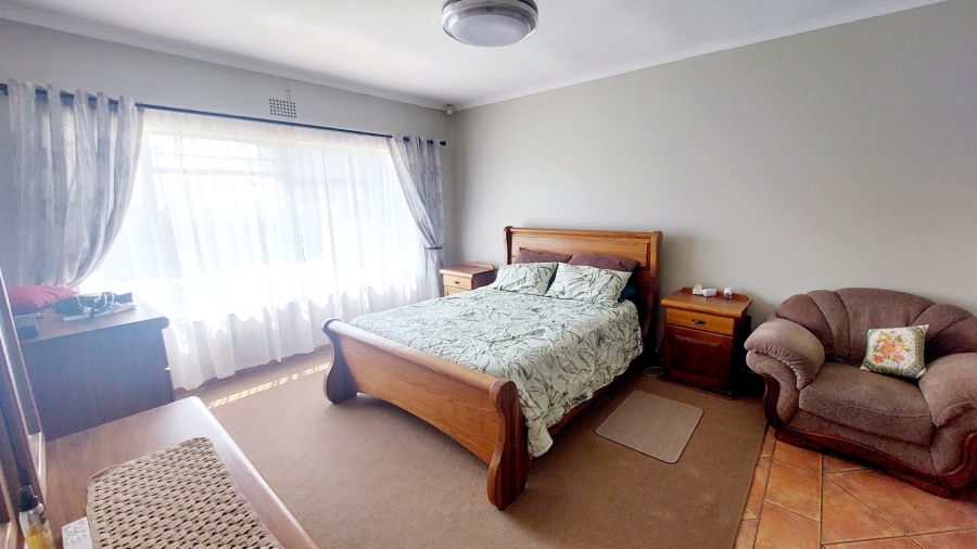 4 Bedroom Property for Sale in Helikonpark Gauteng