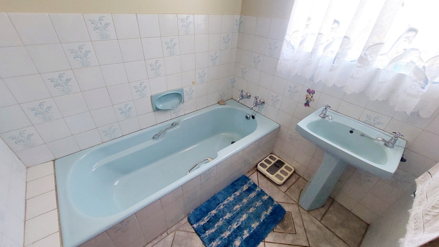 4 Bedroom Property for Sale in Helikonpark Gauteng