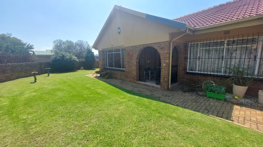 4 Bedroom Property for Sale in Helikonpark Gauteng