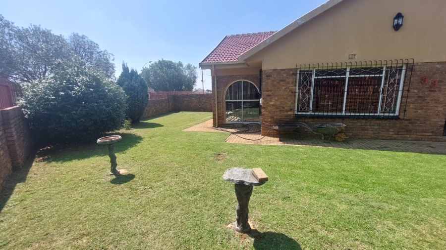 4 Bedroom Property for Sale in Helikonpark Gauteng