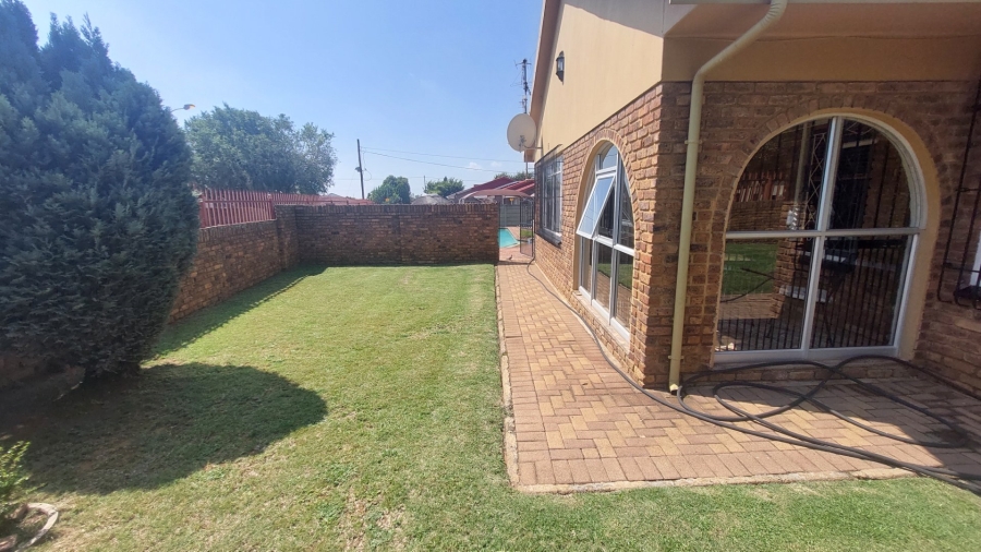 4 Bedroom Property for Sale in Helikonpark Gauteng
