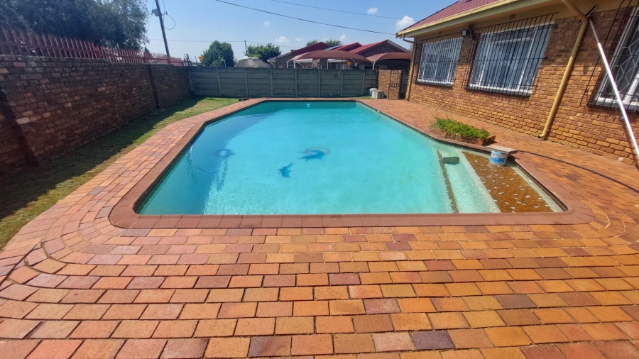 4 Bedroom Property for Sale in Helikonpark Gauteng