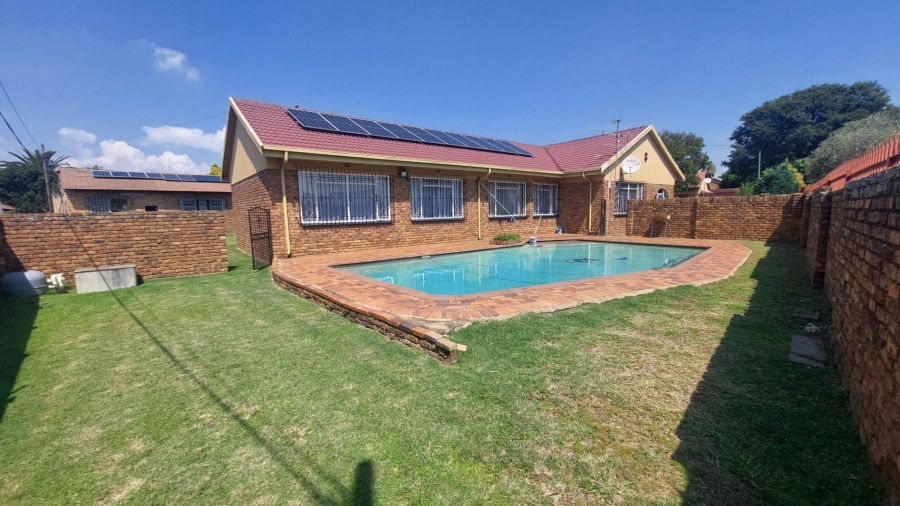 4 Bedroom Property for Sale in Helikonpark Gauteng
