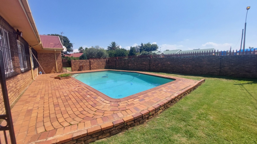 4 Bedroom Property for Sale in Helikonpark Gauteng